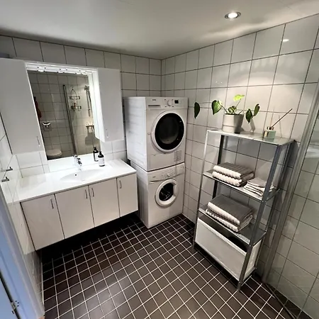 Modern In Downtown With Parking